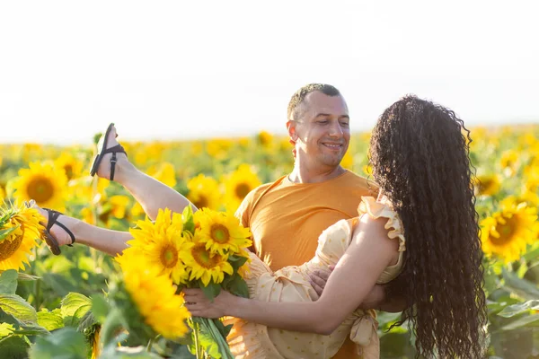 Beautiful Young Couple Man Woman Embrace Field Sunflowers Sunset Concept — Stock Photo, Image