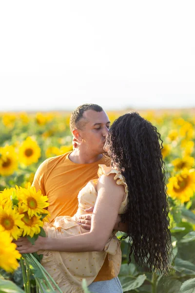 아름답고 남녀가해질 해바라기 밭에서 키스를 휴가라는 낭만적 — 스톡 사진