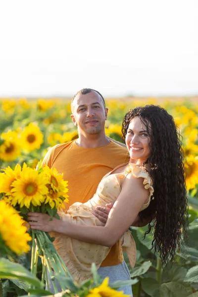 Een Mooi Jong Stel Een Man Een Vrouw Omhelzen Een — Stockfoto