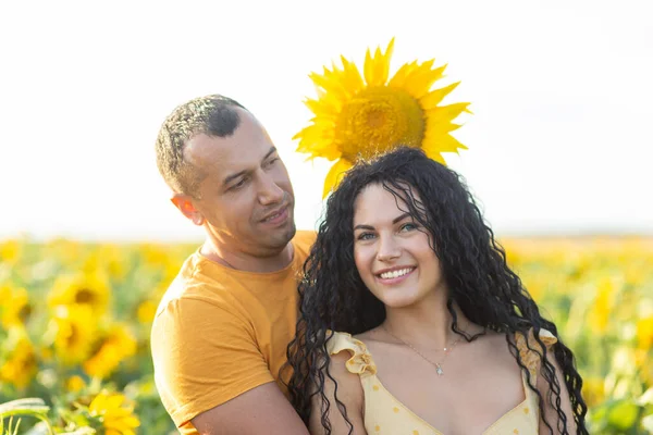 Beautiful Young Couple Man Woman Embrace Field Sunflowers Sunset Concept — Stock Photo, Image