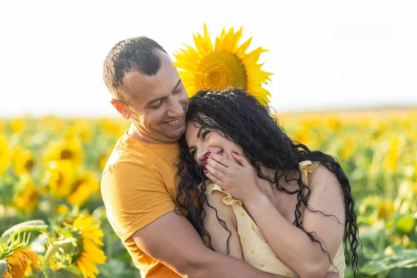 Beautiful Young Couple Man Woman Embrace Field Sunflowers Sunset Concept — Stock Photo, Image