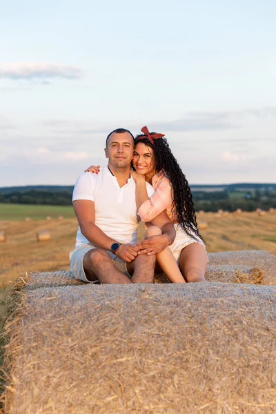 Coppia Amorevole Campo Rotoli Paglia Giovane Uomo Donna Divertirsi Abbracciare — Foto Stock