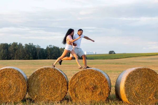 Coppia Amorevole Campo Rotoli Paglia Giovane Uomo Donna Divertono Saltano — Foto Stock