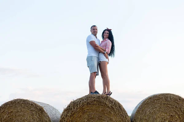 Casal Amoroso Campo Rolos Palha Jovem Homem Mulher Divertindo Pulando — Fotografia de Stock