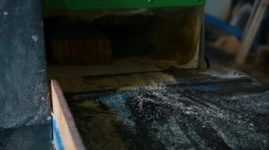 Tahta üretim fabrikasında testere makinesi..