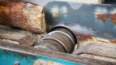 Tahta üretim fabrikasında testere makinesi..