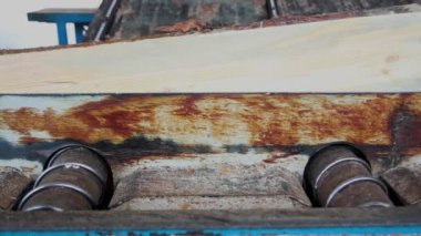 Tahta üretim fabrikasında testere makinesi..