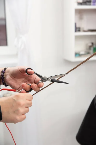 Cabeleireiro Profissional Segurando Pente Tesoura Térmica Quente Dicas Corte Fechamento — Fotografia de Stock