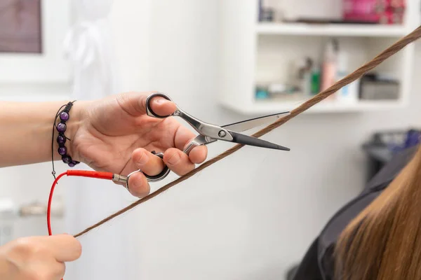 Uzman Saç Stilisti Elinde Tarak Sıcak Termal Makas Ile Uzun — Stok fotoğraf