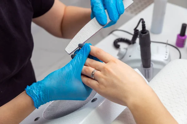 Mestre Salão Beleza Faz Menina Uma Manicura Mestre Arquiva Unhas — Fotografia de Stock