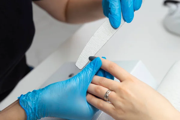 Mestre Salão Beleza Faz Menina Uma Manicura Mestre Arquiva Unhas — Fotografia de Stock