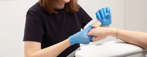 Mistrz Salonie Piękności Robi Dziewczynie Manicure Mistrz Układa Gwoździe Aktami — Zdjęcie stockowe