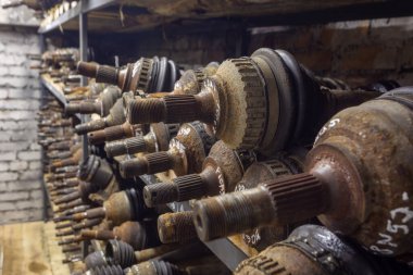 Fabrika rafında kullanılmış araba parçaları var. Çöp sahasındaki bir dükkanda satılık otomobil parçaları. Fareler, yarı dingilli araba sürücüsü. Arabaların sökülmesi.