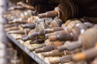 Fabrika rafında kullanılmış araba parçaları var. Çöp sahasındaki bir dükkanda satılık otomobil parçaları. Fareler, yarı dingilli araba sürücüsü. Arabaların sökülmesi.