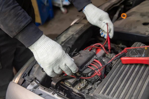 Mise Point Sélective Mécanicien Automobile Utilise Voltmètre Multimètre Pour Vérifier — Photo