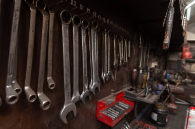 Gerçek oto tamirhanesinde bir takım aletler. Tamirhanedeki işyerinin organizasyonu.