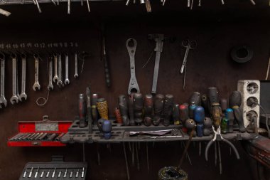 Gerçek oto tamirhanesinde bir takım aletler. Tamirhanedeki işyerinin organizasyonu.