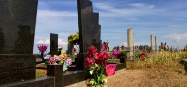 Ortodoks mezarlığında huzurlu bir yaz günü.