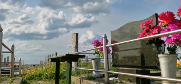 Мирный летний день на православном кладбище. Стоковый Видеоролик