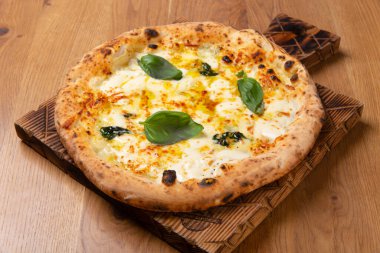 Provala, Parmesan, Mozzarella, Gorgonzola ve fesleğenli nefis pizza..