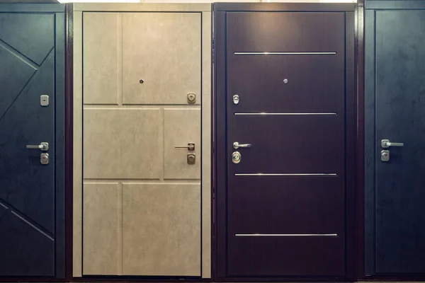 Drzwi Wejściowe Sprzedaż Wyspecjalizowanym Sklepie Kupujący Wolą Metalowe Drzwi Stylizowane — Zdjęcie stockowe