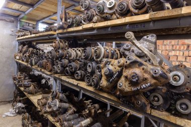 Fabrika rafında kullanılmış araba parçaları var. Çöp sahasındaki bir dükkanda satılık otomobil parçaları. Şok emiciler farklı arabalar için yaylar ve desteklerdir. Arabaların sökülmesi.