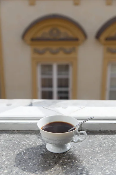 在有华沙旧城景色的公寓窗台上喝杯茶 早上喝咖啡或茶 旅行概念 — 图库照片