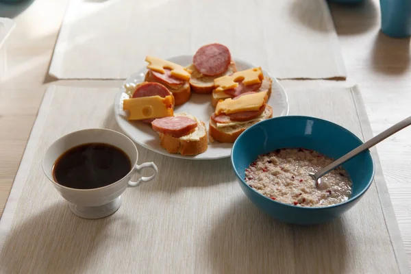 Normaal Uitzicht Het Ontbijt Met Pap Sandwiches Een Kop Koffie — Stockfoto