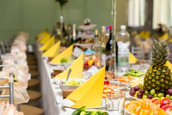 Servido Para Uma Mesa Banquetes Copos Vinho Com Guardanapos Copos — Fotografia de Stock