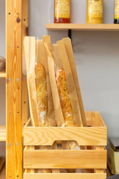 Deux Baguettes Fraîches Dans Paquet Sont Dans Une Boîte Bois — Photo