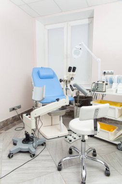 Jinekolojik sandalye ve diğer tıbbi ekipman jinekolojik bir ofiste.