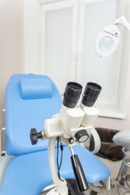 Jinekoloji kürsüsünün arka planına yakın çekim. Klinikte profesyonel bir jinekolog..