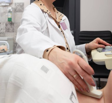 genç kadın boyun ultrason muayenesi hastanede yapıyor