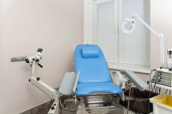 妇科椅子及其他医疗设备在妇科办公室 — 图库照片