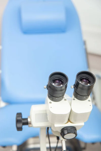 阴道镜在妇科椅背上的特写 诊所的专业设备妇科医生 — 图库照片