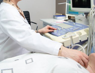 genç kadın boyun ultrason muayenesi hastanede yapıyor