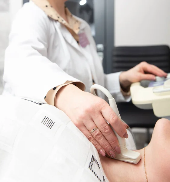 Giovane Donna Che Esame Ecografico Del Collo Ospedale — Foto Stock