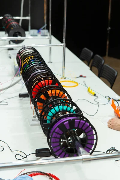 Kleurrijke Regenboog Plastic Filamenten Klossen Enkele Pennen Witte Achtergrond Bezoekers — Stockfoto