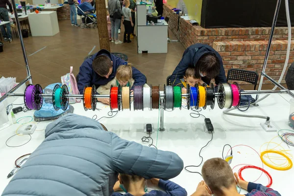 2021年11月5日 白俄罗斯格罗德诺 参观在三一购物中心举行的现代技术机器人节 在一个装有各种颜色钢笔和塑料的特殊展台上测试3D笔 — 图库照片