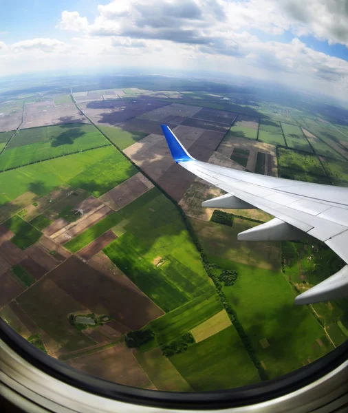 Vlucht door het vliegtuig - een soort naar de aarde — Stockfoto