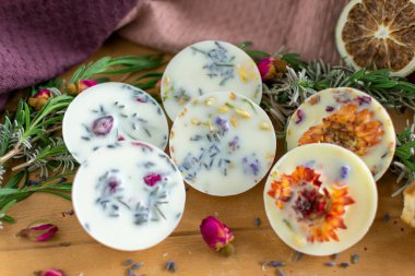 Çiçekli çeşitli kokularla soya mumundan yapılan el yapımı erimeler..