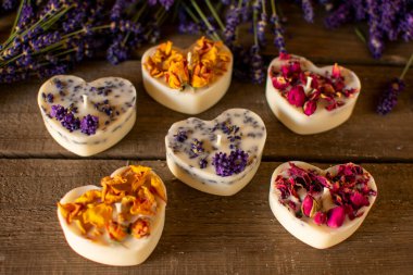 Kalp şeklinde mumlar, lavanta çiçekleri, kırmızı ve sarı güller.