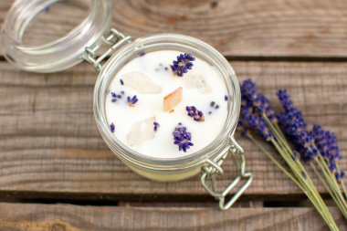 Gül kuvars taşlı lavanta mumu.