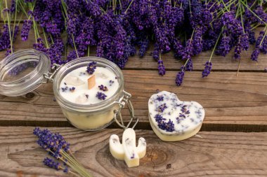 Mum, lavanta mumunu gül kuvars, kalp mumu ve eriten balmumu ile mason kavanozuna yerleştir.