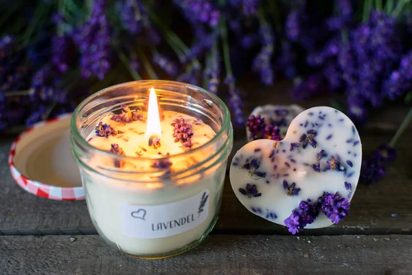 Burning Lavender Scented Candle Glass Heart Shaped Candle Lavender Flowers — Stockfoto