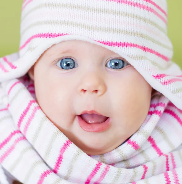 Bébé mignon en chapeau et écharpe — Photo