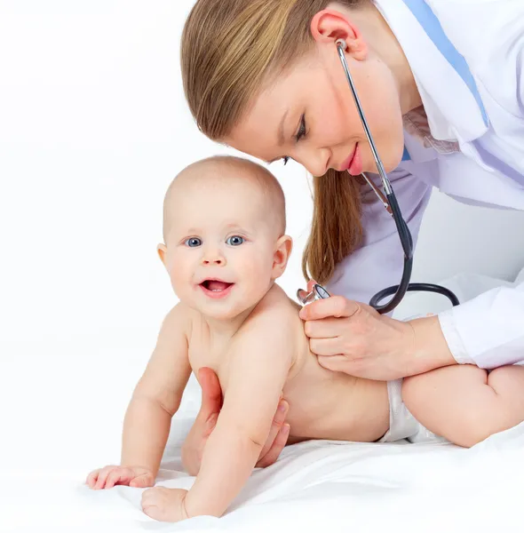Ärztin mit winzigem Baby — Stockfoto