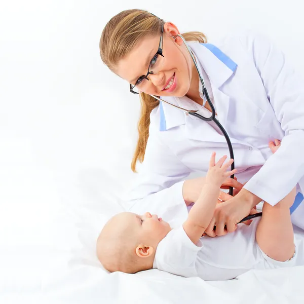 Mulher médico com bebê minúsculo — Fotografia de Stock