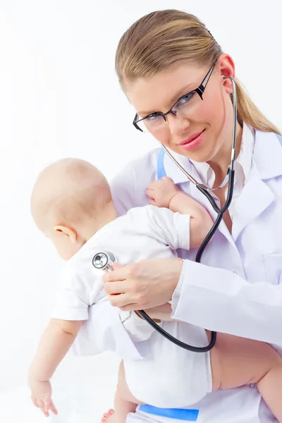 Mulher médico com bebê minúsculo — Fotografia de Stock