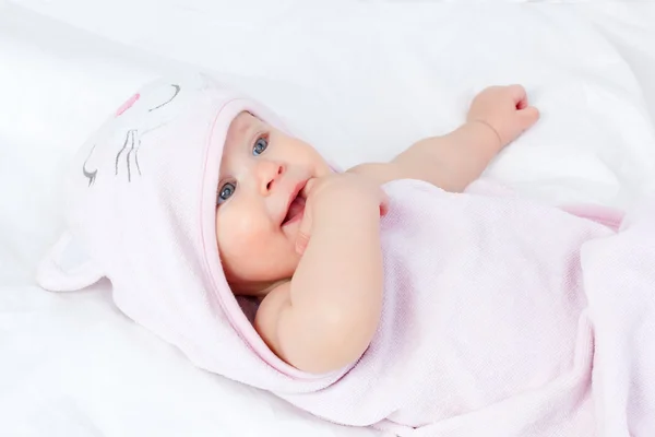 Bébé fille enveloppé dans une serviette — Photo